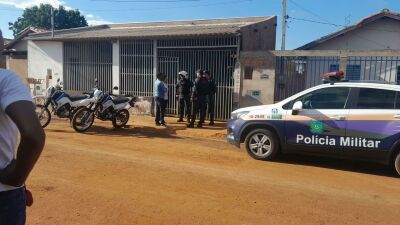 Imagem da notícia População protesta em frente à casa da mãe da bebê morta em Camapuã e exige justiça